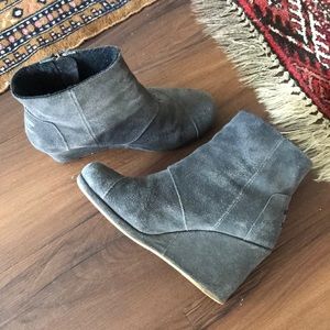 TOMS SUEDE WEDGE DESRHI ANKLE BOOTS